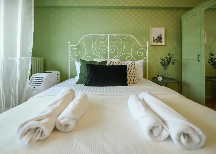 Апартаменти Chic With Breathtaking Views Over Calea Victoriei - Your Heaven Бухарест